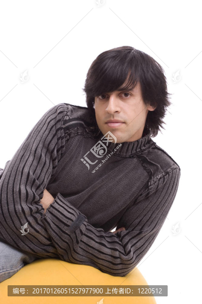 年輕休閑男子擺姿勢