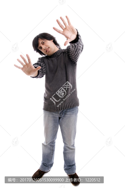 年輕休閑男子擺姿勢