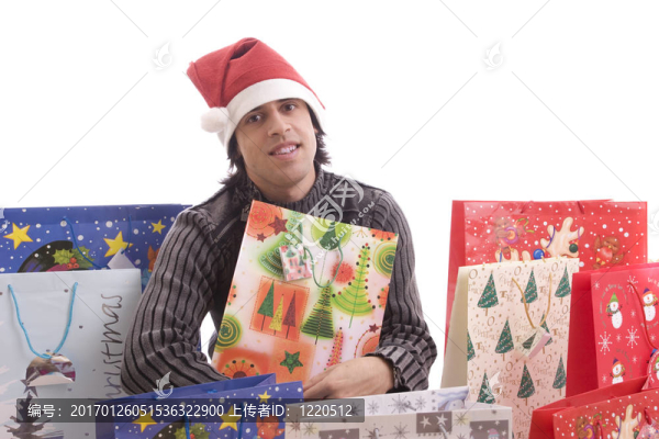 年輕人在Santa帽子；充滿禮物