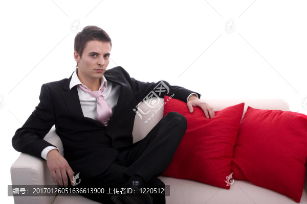 年輕的商人在沙發(fā)放松
