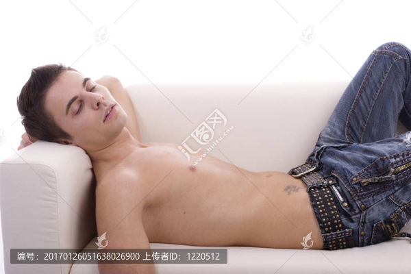 睡在沙發(fā)上的小男孩