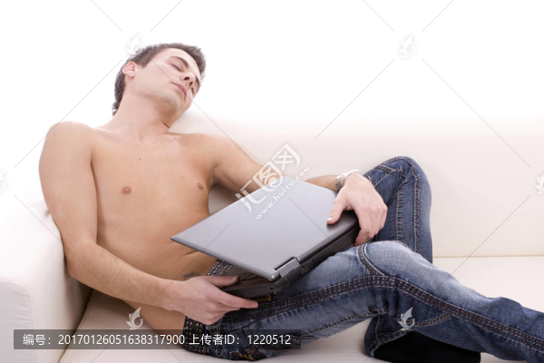 睡在沙發(fā)上的小男孩