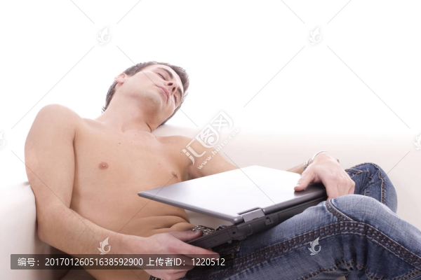 睡在沙發(fā)上的小男孩