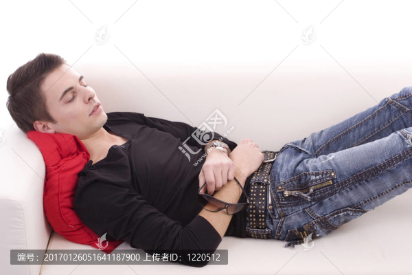 睡在沙發(fā)上的小男孩