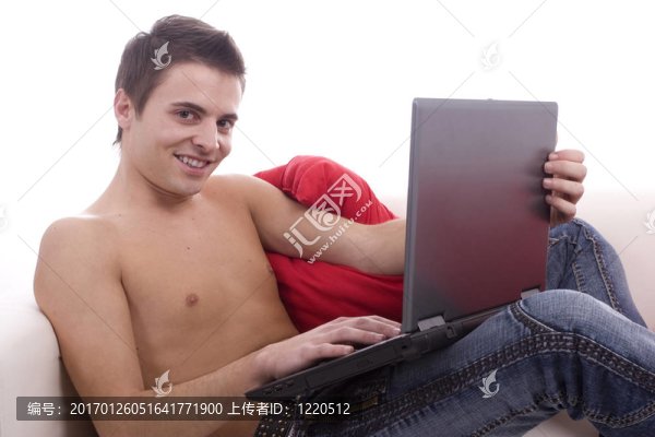 年輕男孩與筆記本電腦工作