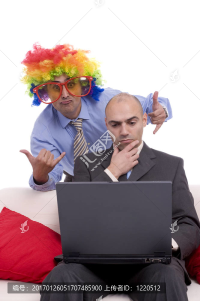 愚蠢的人；取笑他的伙伴