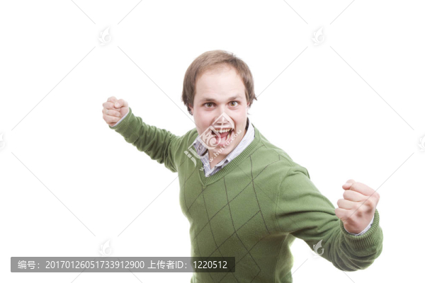 非常高興的男孩舉起手臂