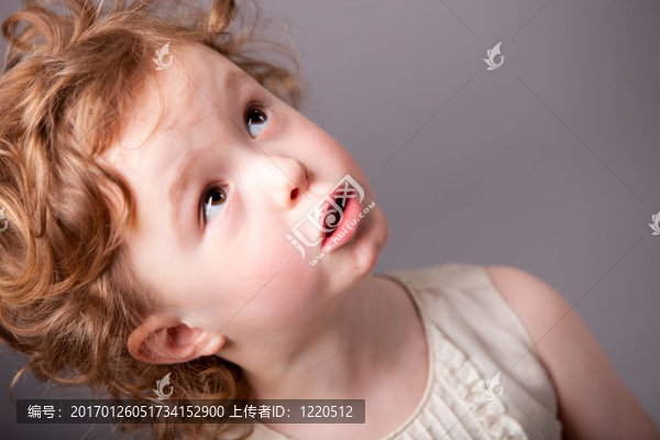 小女孩