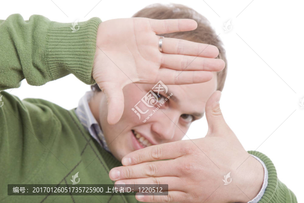 年輕人展示框架手勢(shì)