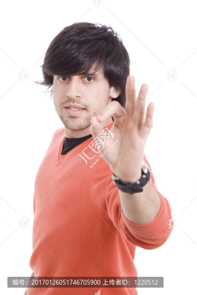 年輕休閑男子信號(hào)OK