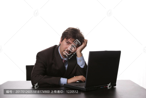 年輕無聊的工作人員與筆記本電腦