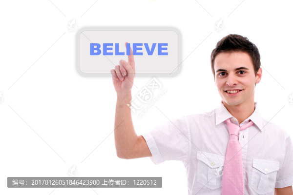 年輕的商人按下相信的關(guān)鍵