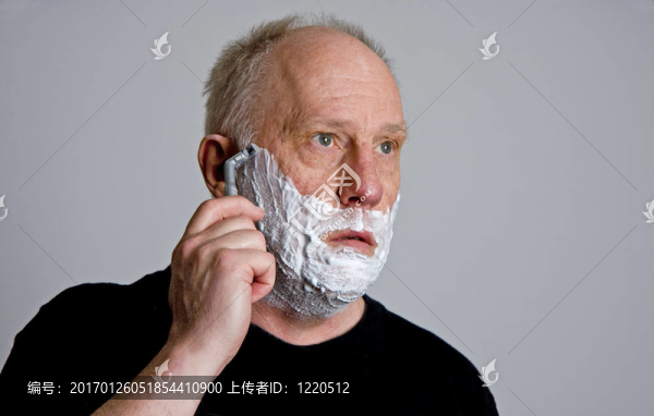 Older,Bald,Guy在黑胡子