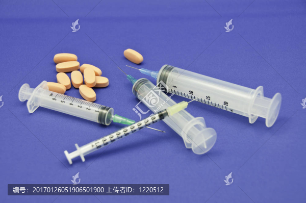 藥片和注射器