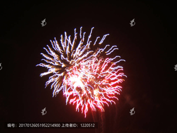 黑暗天空中的煙花