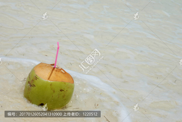 海灘上的椰子飲料