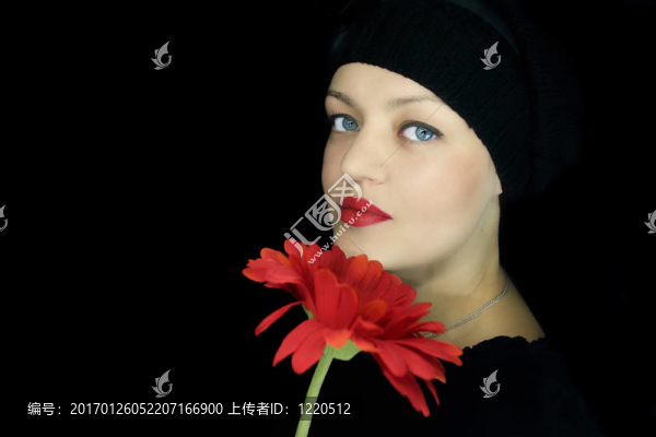 帶紅花的少女