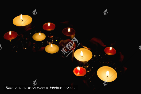 點(diǎn)燃的蠟燭裝飾