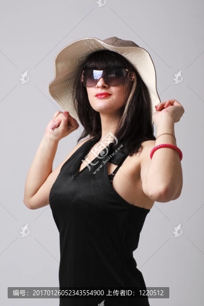 戴帽子和太陽(yáng)鏡的女人