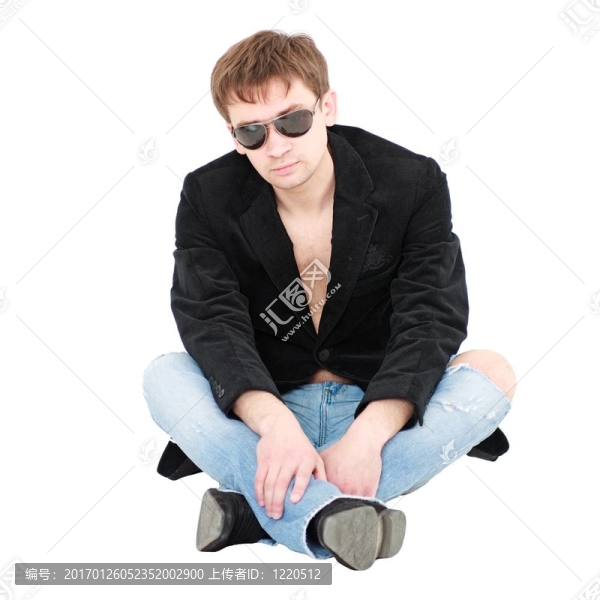 穿黑夾克和牛仔褲的男人