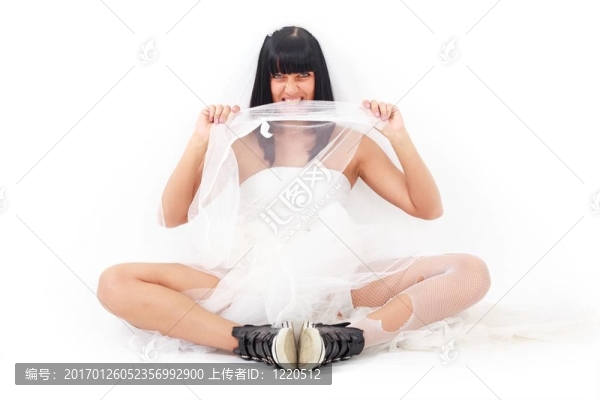 坐在白色背景上的新娘