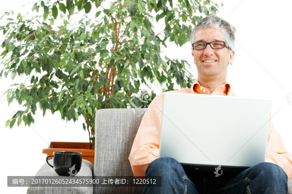 男子筆記本電腦工作