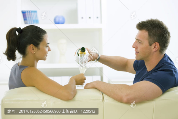 情侶-喝香檳