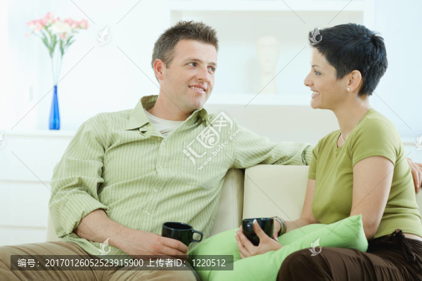 夫妻喝咖啡
