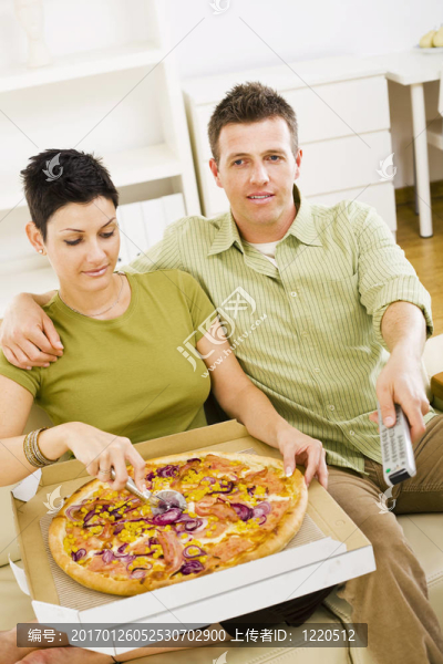 夫婦吃披薩