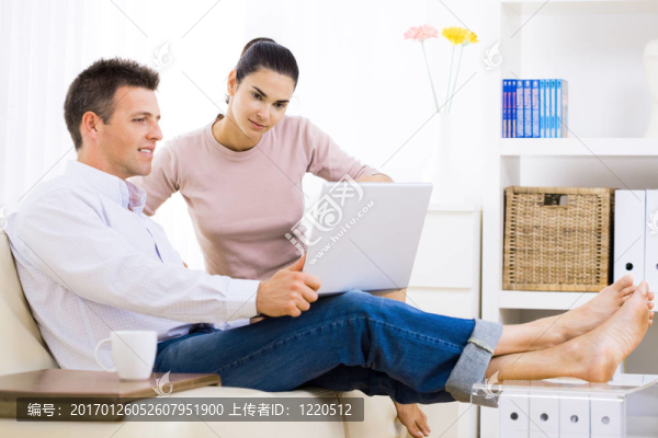 使用筆記本電腦的夫婦