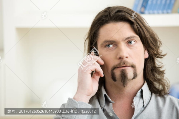 男人在手機上說話