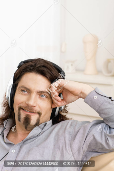 人聽(tīng)音樂(lè)