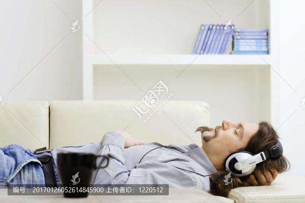 沙發(fā)上的男人