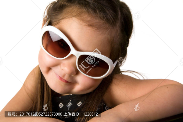 戴墨鏡的小女孩