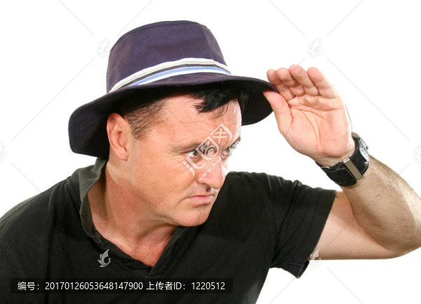男人戴帽子