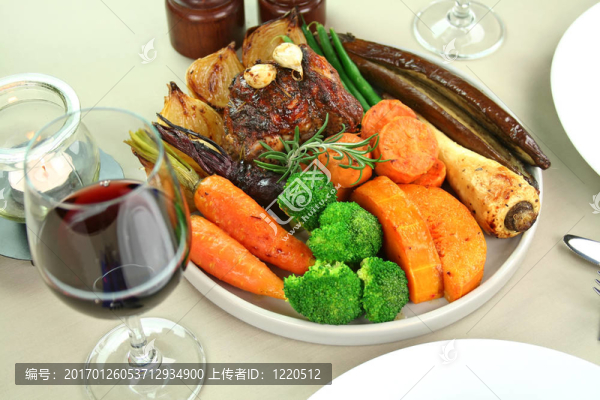 烤羊肉和蔬菜