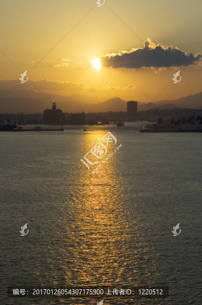在Athens港的日出；在希臘