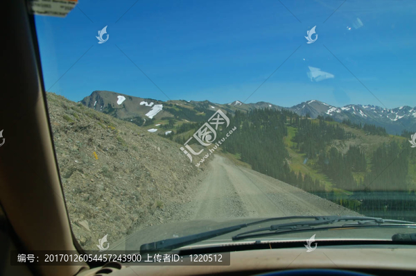 在高山上行駛