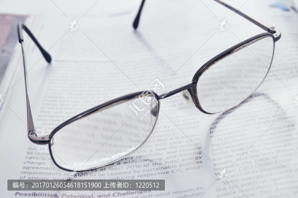 閱讀眼鏡和雜志