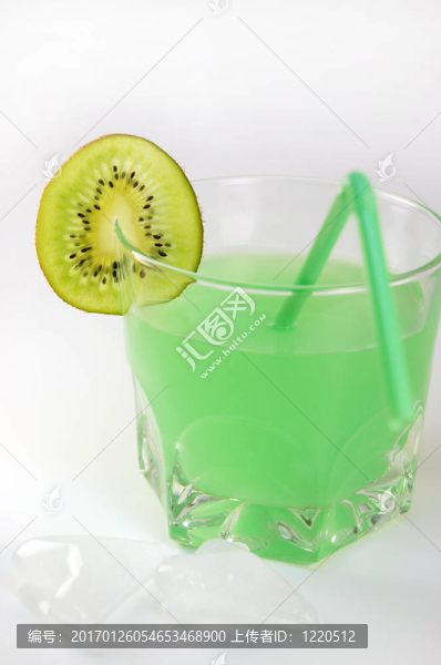 用白色隔離冰的獼猴桃汁