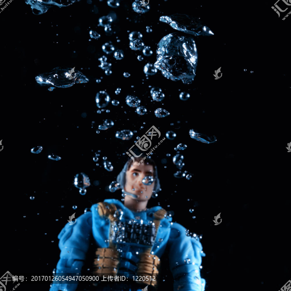 在水下