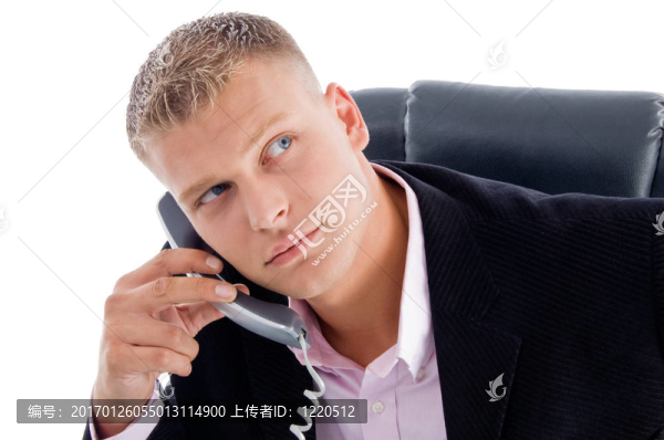 持電話聽筒的商人