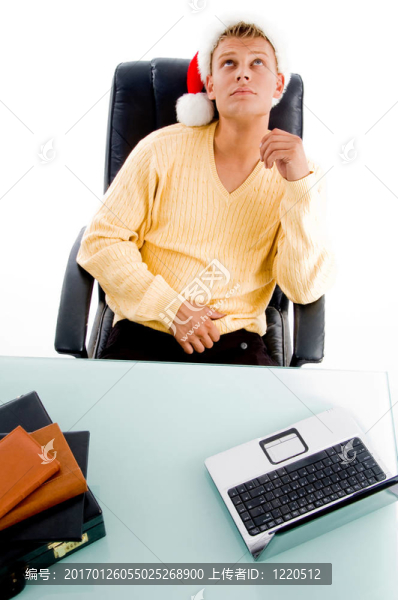 男人戴著圣誕帽向上看