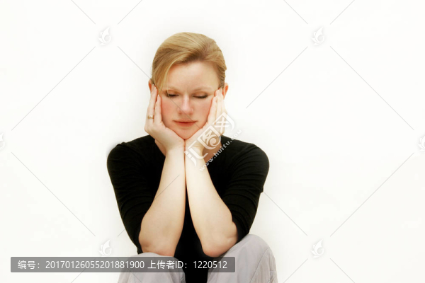 寧靜的女人俯視著白色