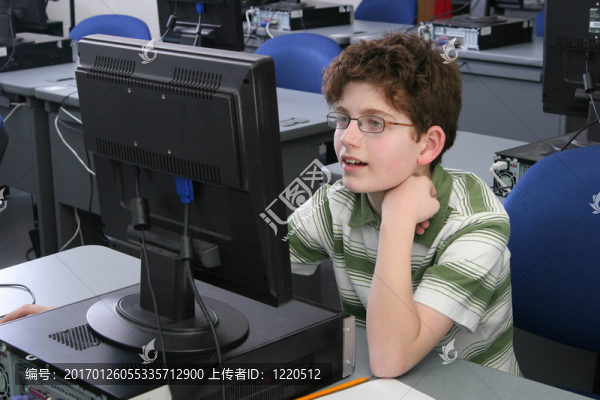 男孩在電腦