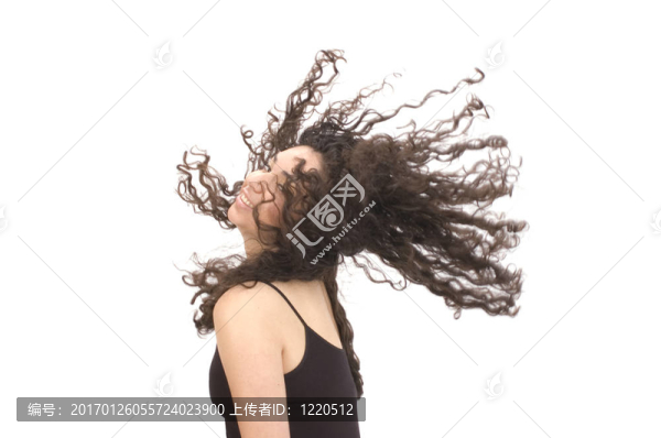 美麗的年輕的西班牙裔婦女把頭發(fā)向后