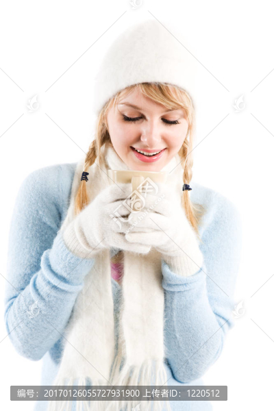 美麗的白人女孩喝咖啡