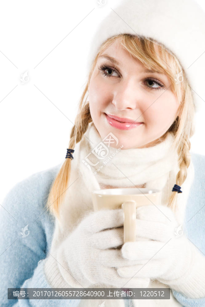 美麗的白人女孩喝咖啡