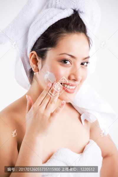 美麗的亞洲女人用乳液