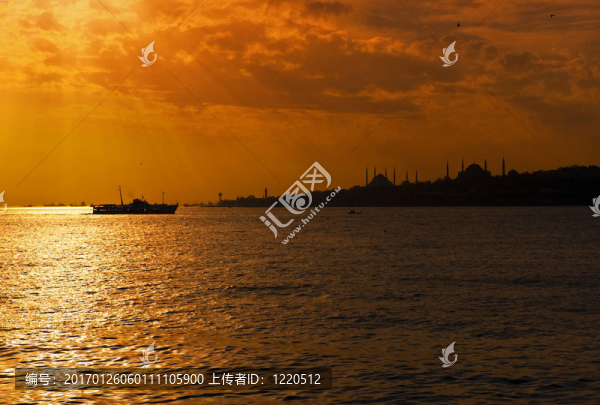 通過(guò)云上的海面上的光